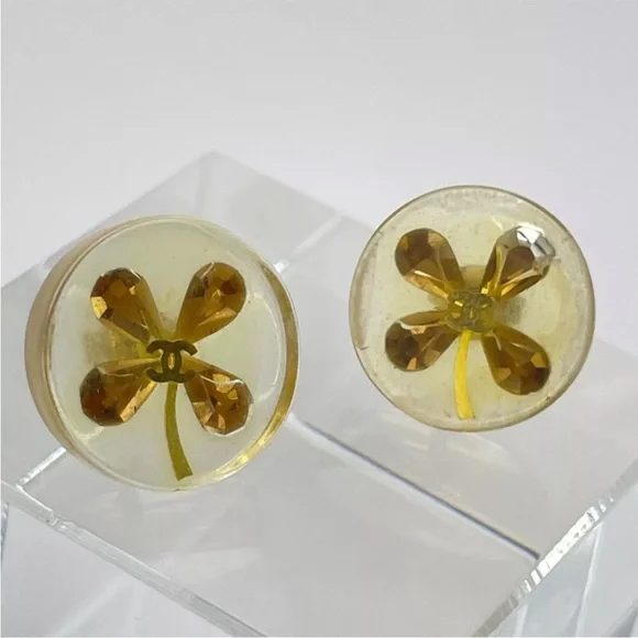 ☘️CHANEL Four Leaf Clover Pierced Earrings Gold Tone Round Clear Enamel Vintage - Picture 4 of 10